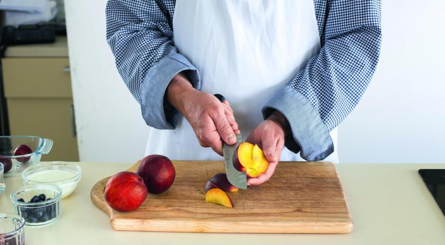 Фото приготовления рецепта: Утренний салат из фруктов и мюсли, шаг №1